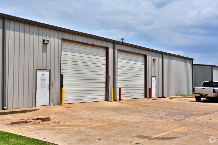 239 NW 95th St, Oklahoma City, OK à louer - Photo du bâtiment - Image 2 de 2