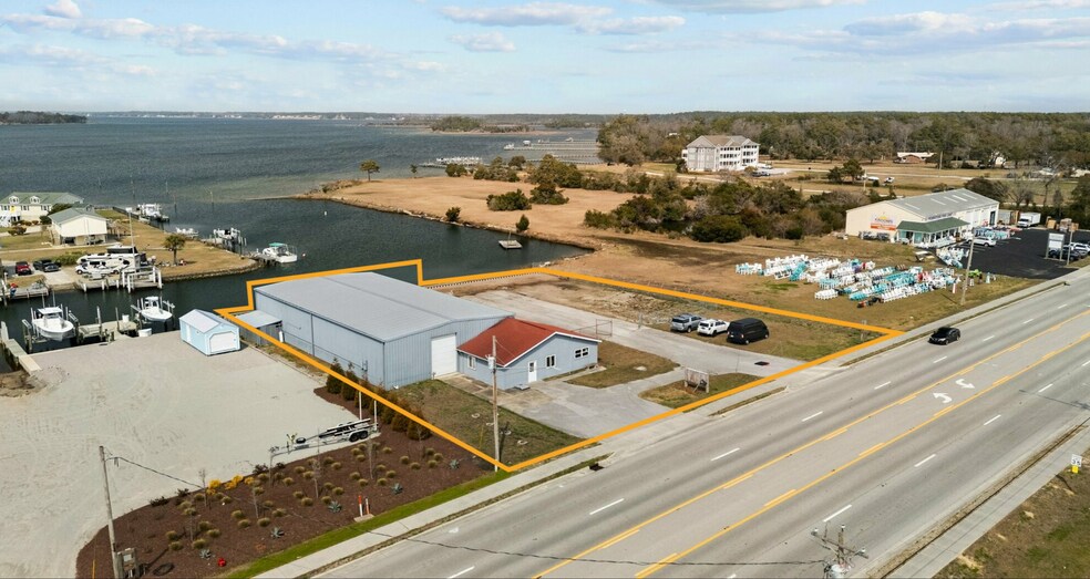 427 Cedar Point Blvd, Cedar Point, NC à vendre - Photo du bâtiment - Image 2 de 9