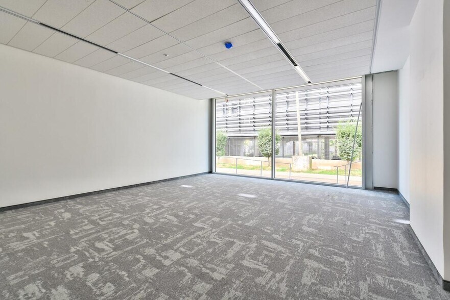 2 Rue Stephenson, Montigny-le-Bretonneux à louer - Photo du bâtiment - Image 2 de 9