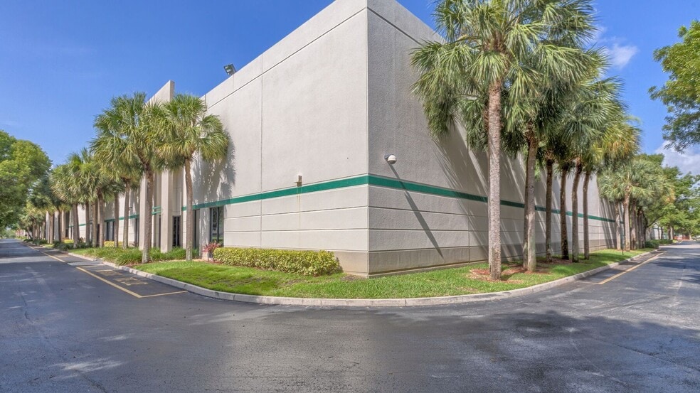 700 NW 33rd St, Pompano Beach, FL for lease - Building Photo - Image 2 of 3