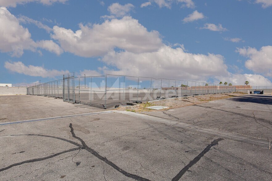4364 E Craig Rd, Las Vegas, NV à louer - Photo du bâtiment - Image 2 de 10