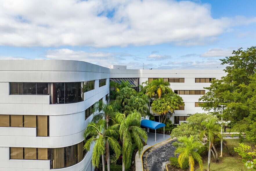 9050 Pines Blvd, Pembroke Pines, FL à louer - Photo du bâtiment - Image 3 de 21