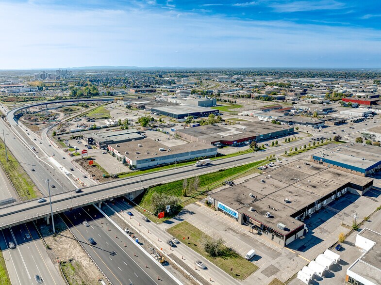 2789-2855 Boul Le Corbusier, Laval, QC à louer - Photo du bâtiment - Image 2 de 10