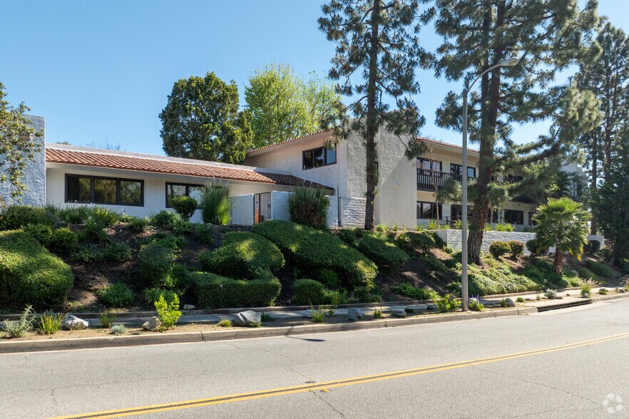 558 St. Charles Dr, Thousand Oaks, CA à vendre - Photo du bâtiment - Image 2 de 5