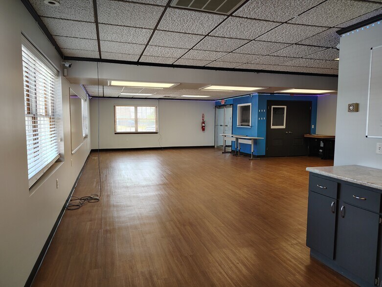 1210 Celina Rd, Saint Marys, OH for sale - Interior Photo - Image 3 of 16