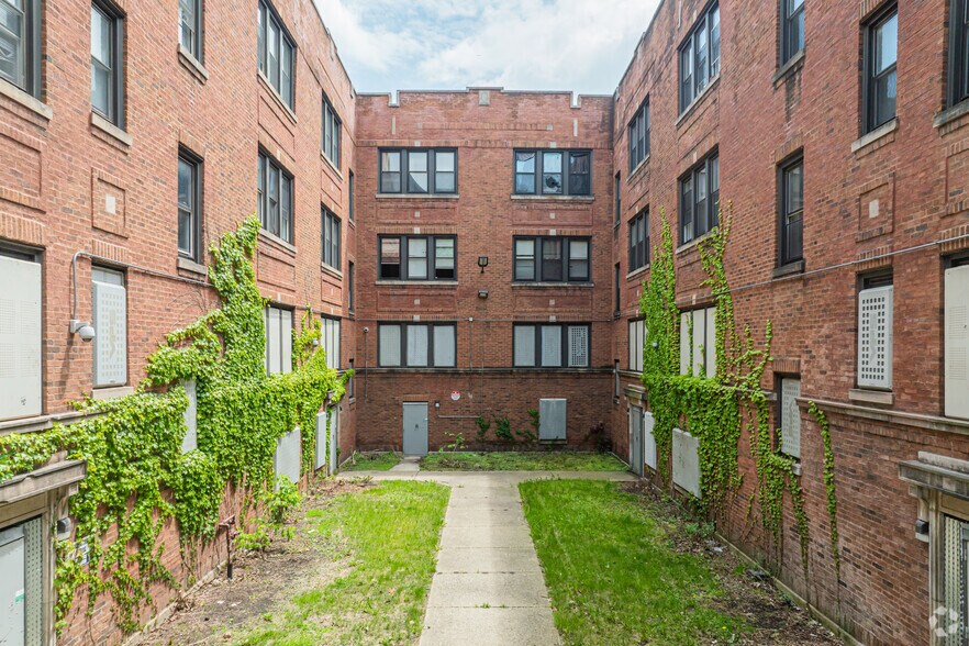 7031 S Merrill Ave, Chicago, IL à vendre - Photo du bâtiment - Image 2 de 5