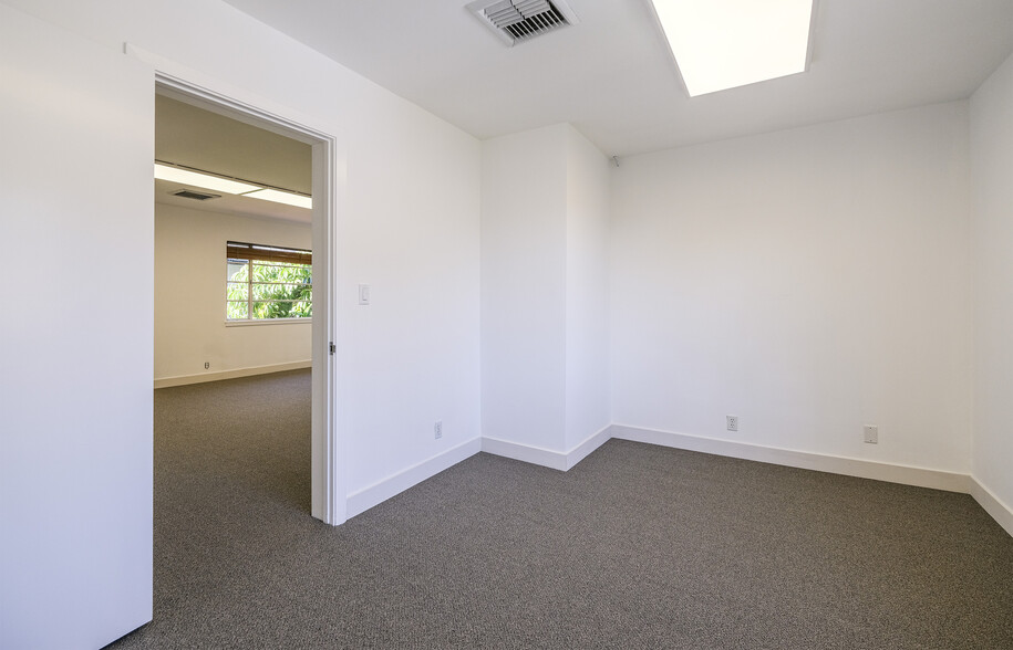 125 E Victoria St, Santa Barbara, CA for lease - Building Photo - Image 2 of 6