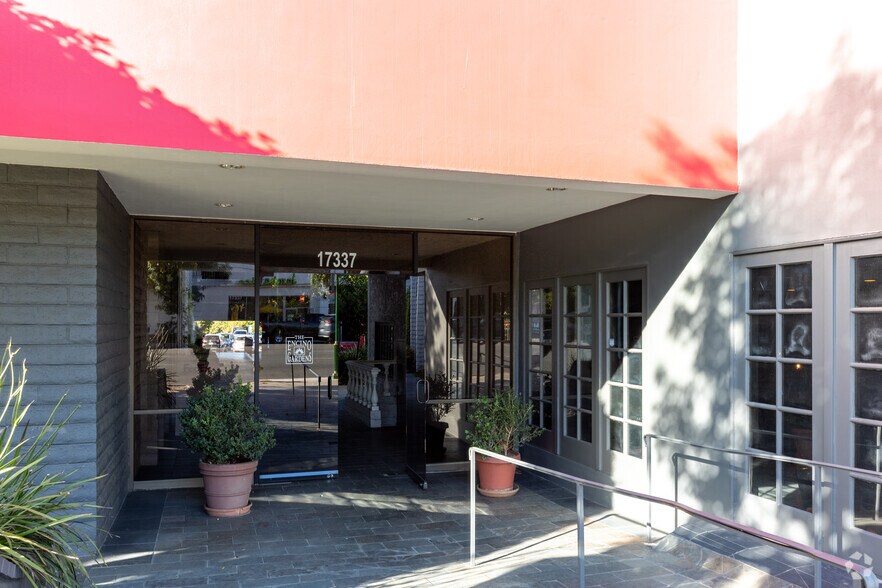 17337 Ventura Blvd, Encino, CA à louer - Photo du bâtiment - Image 3 de 5