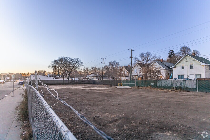 9226 111 Av NW, Edmonton, AB à vendre - Photo du bâtiment - Image 3 de 3