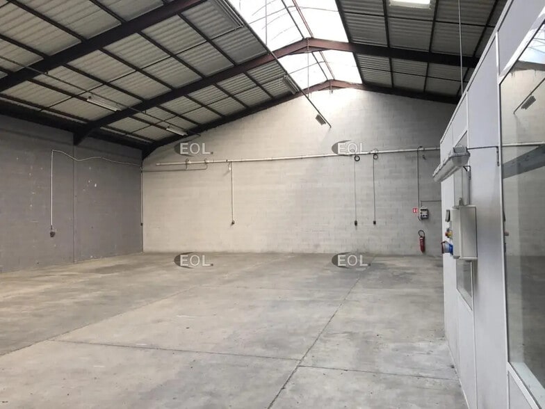 Flex in Brignais for lease - Interior Photo - Image 2 of 6