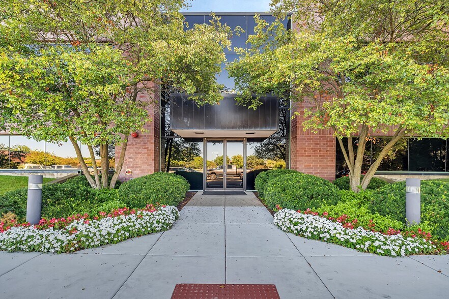 1751 S Naperville Rd, Wheaton, IL à vendre - Photo du bâtiment - Image 2 de 20