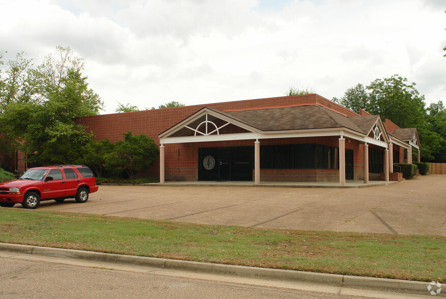 100 Briarwood West Dr, Jackson, MS for lease - Primary Photo - Image 1 of 12