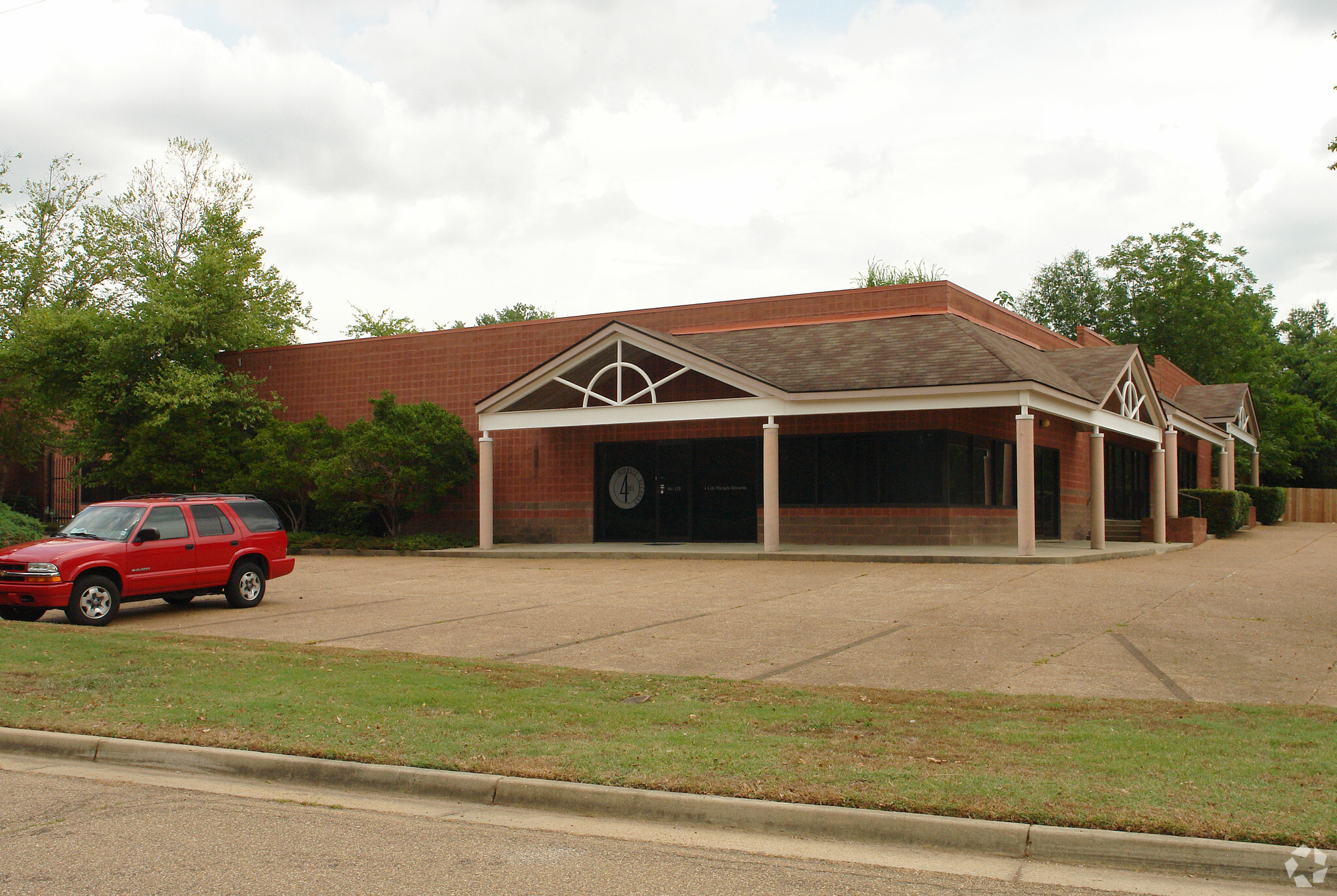 100 Briarwood West Dr, Jackson, MS for lease Primary Photo- Image 1 of 13