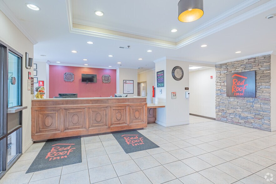 Red Roof Inn & Clarion Pointe portefeuille de 2 propriétés à vendre sur LoopNet.ca - Hall d’entrée - Image 3 de 23