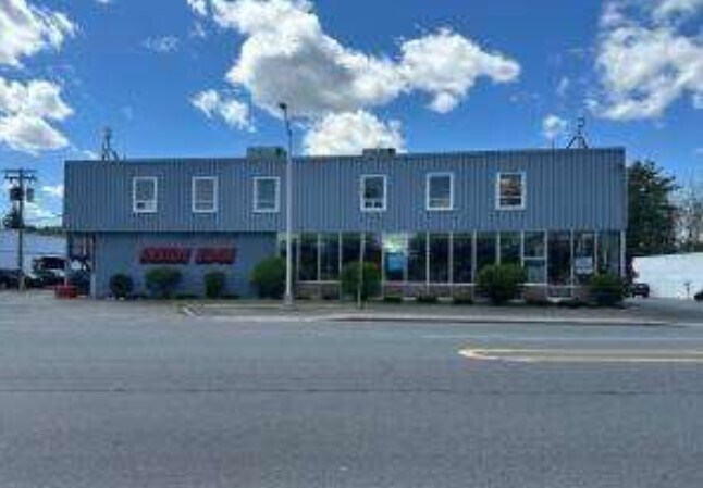 643 Upper Glen St, Queensbury, NY à vendre - Photo du bâtiment - Image 2 de 20