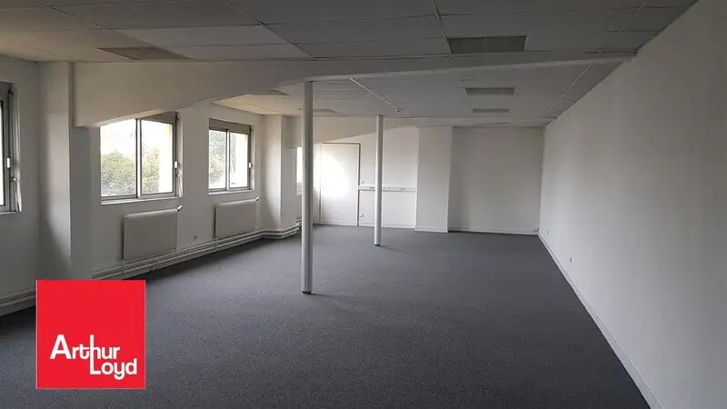 Office in Le Coudray for lease Interior Photo- Image 1 of 3