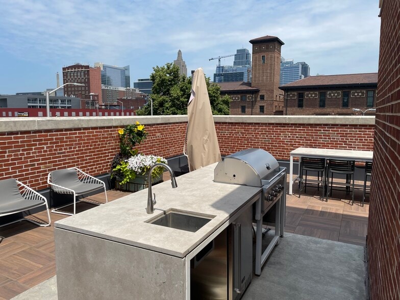 215 E 18TH, Kansas City, MO à louer - Photo du bâtiment - Image 3 de 8