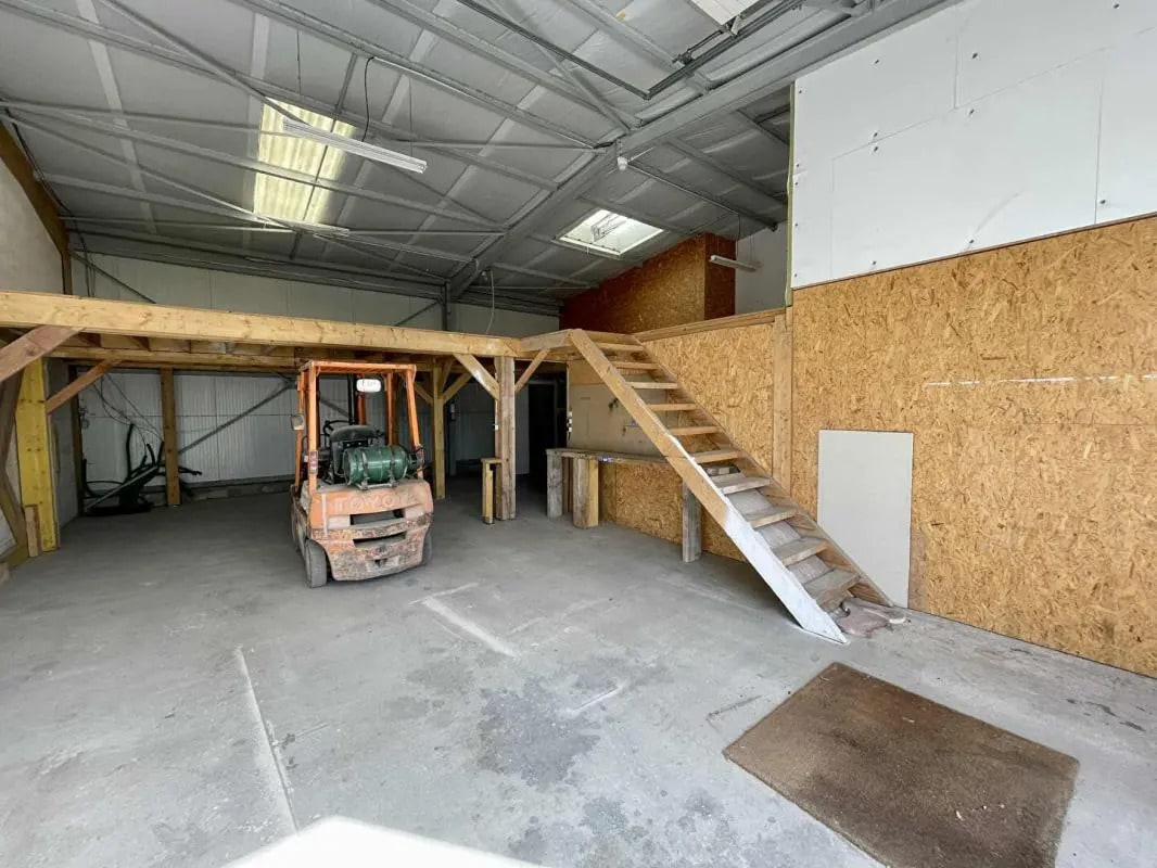 Flex in Senlis for lease Interior Photo- Image 1 of 6