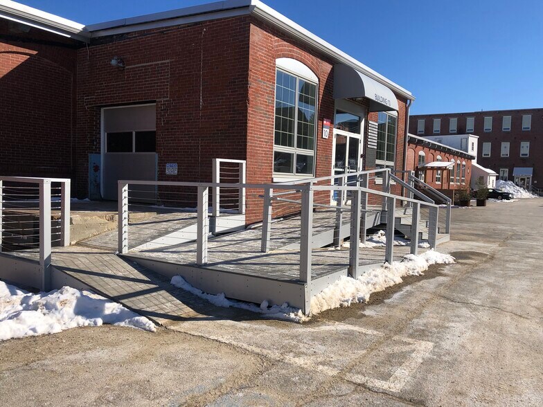 10 W Point Ln, Biddeford, ME à louer - Photo du bâtiment - Image 3 de 10