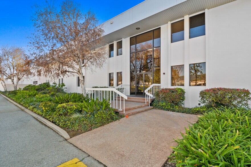 300 E Arrow Hwy, San Dimas, CA à vendre - Photo du bâtiment - Image 2 de 17