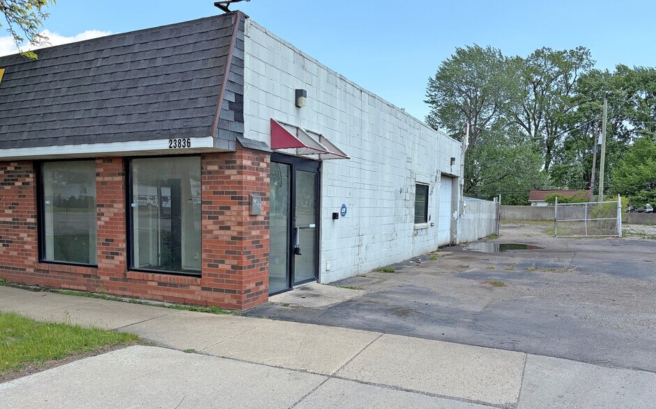 23836 Hoover Rd, Warren, MI à vendre - Photo du bâtiment - Image 2 de 5
