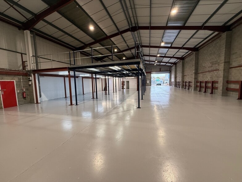 8 David Rd, Slough for lease - Building Photo - Image 3 of 17