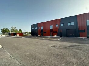 Flex in Saint-Ouen-l'Aumône for lease Building Photo- Image 2 of 5