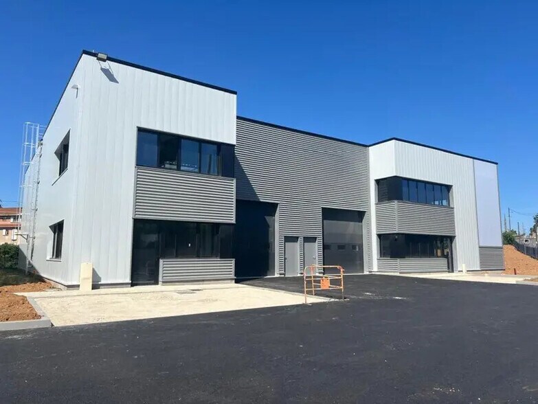 Flex in Pierre-Bénite for lease - Building Photo - Image 2 of 3
