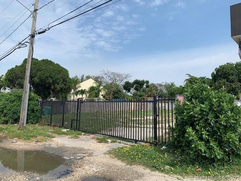 743 NW 111th St, Miami, FL for lease - Primary Photo - Image 1 of 8