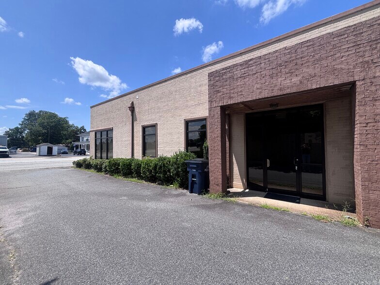 1212 N Main St, Anderson, SC à louer - Photo du bâtiment - Image 2 de 2