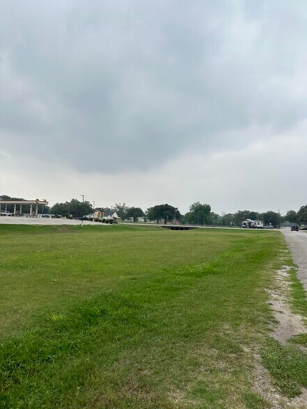 25 Duval Street, Goliad, TX for lease - Building Photo - Image 3 of 7