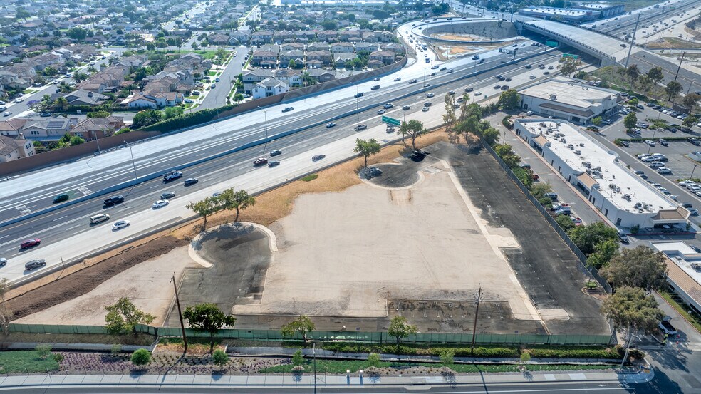 17101 Bushard St, Fountain Valley, CA à louer - Photo du bâtiment - Image 2 de 14