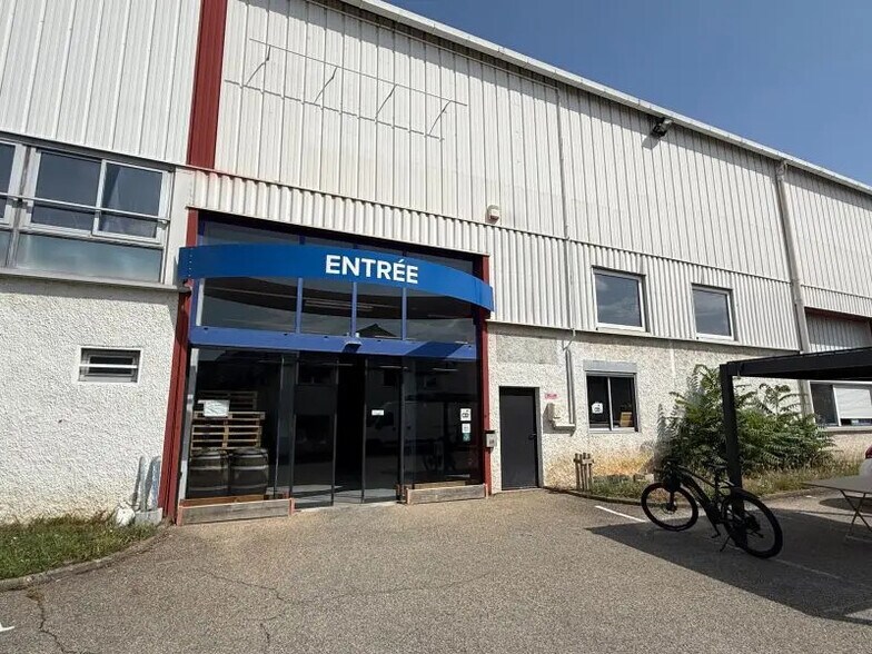 Office in Lyon for lease - Building Photo - Image 2 of 14