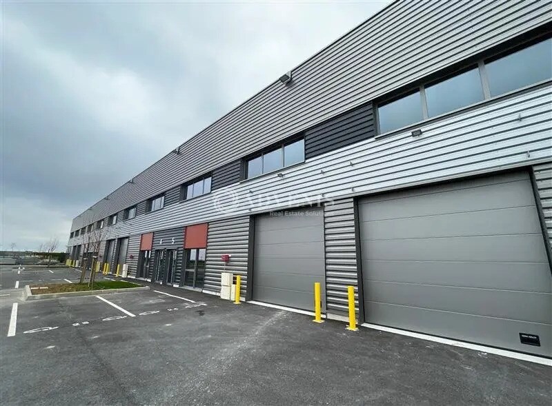 Flex in Le Thillay for lease Building Photo- Image 1 of 8