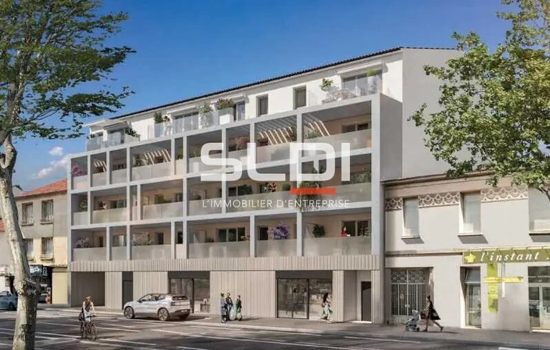 Retail in Valence for sale Building Photo- Image 1 of 5