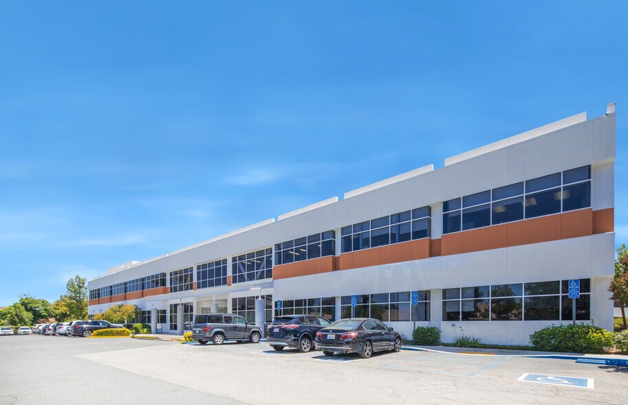 25775 McBean Pky, Valencia, CA à louer - Photo du bâtiment - Image 2 de 31