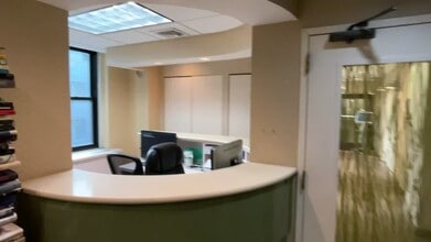 30 E 40th St, New York, NY à louer - Vidéo sur l’inscription commerciale 