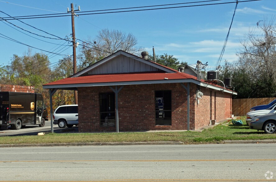 101-103 Kerry Rd, Highlands, TX for sale - Building Photo - Image 2 of 2