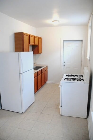 7648 S Phillips Ave, Chicago, IL for sale - Interior Photo - Image 3 of 24