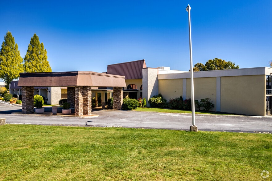 201 Sugarloaf Rd, Hendersonville, NC for sale - Primary Photo - Image 1 of 83