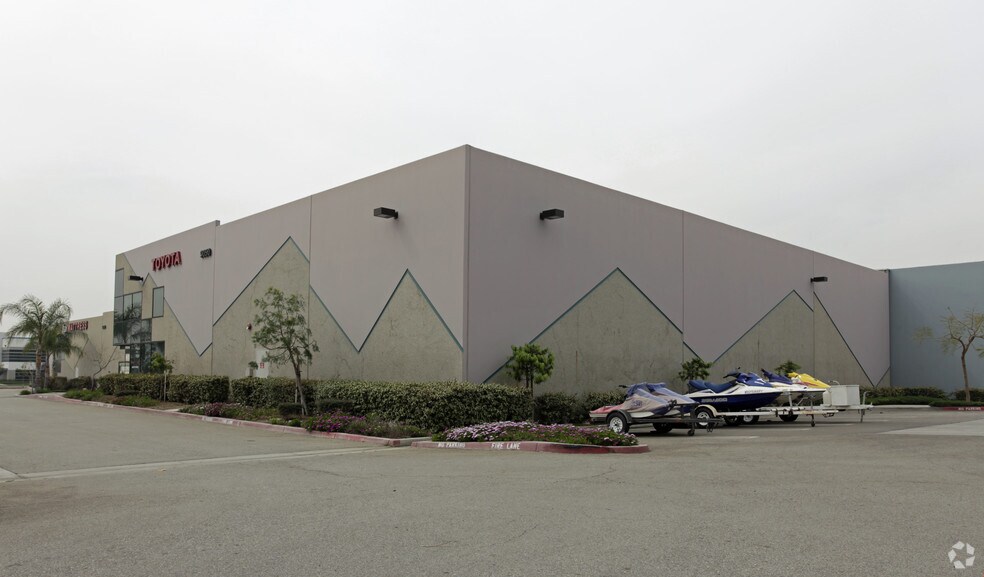 9050 Charles Smith Ave, Rancho Cucamonga, CA à vendre - Photo du bâtiment - Image 3 de 4