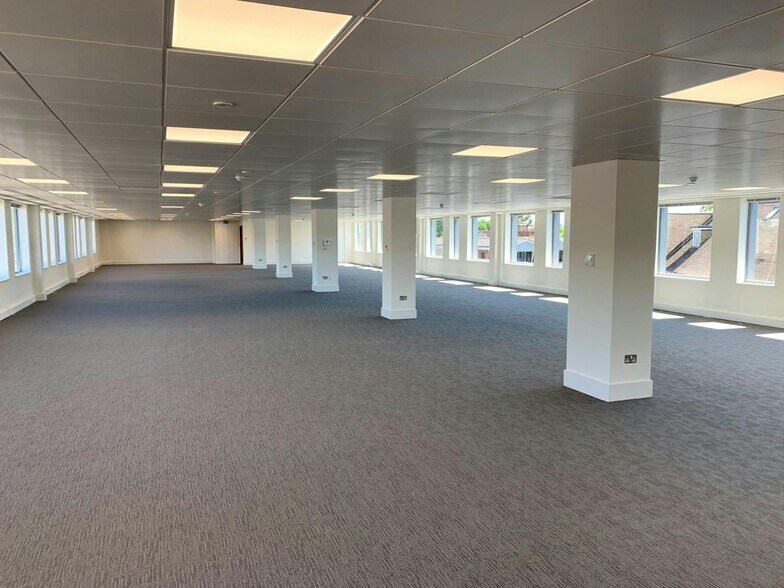 Station Appr, West Byfleet for lease - Building Photo - Image 3 of 9