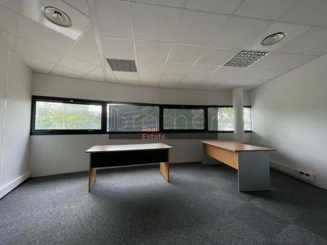Office in Mérignac for lease Interior Photo- Image 1 of 9