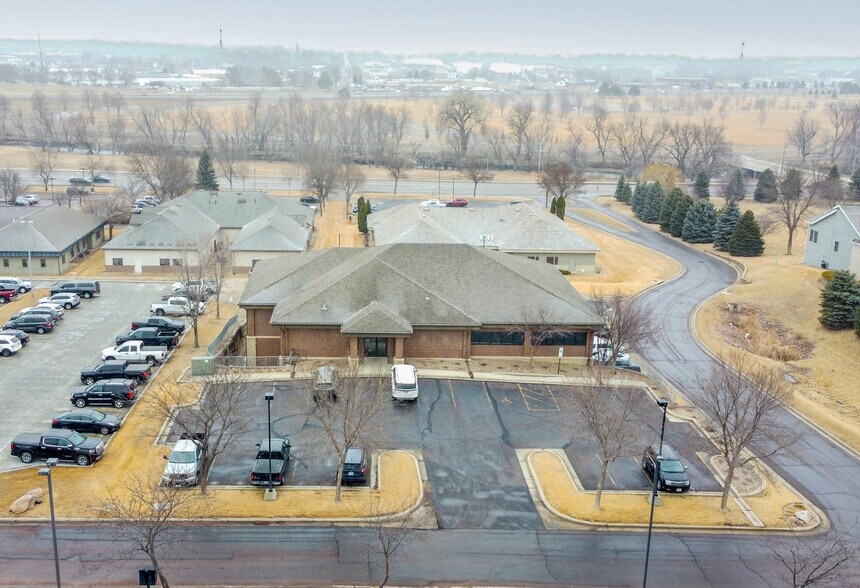 4901 Isabel Pl, Sioux Falls, SD for lease - Building Photo - Image 1 of 4
