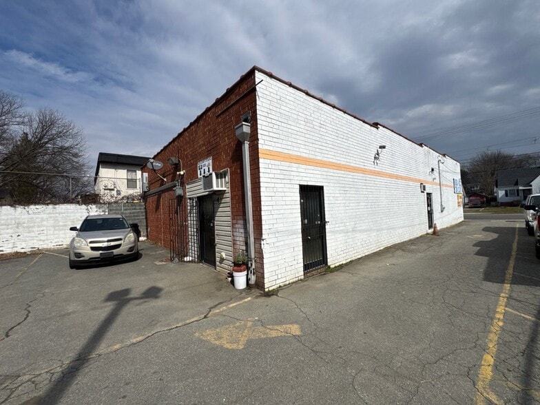 945 E Webb Ave, Burlington, NC à vendre - Photo du bâtiment - Image 3 de 30