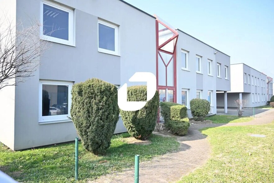 Office in Grenoble for lease - Building Photo - Image 3 of 10