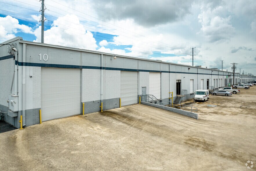 5810-5922 Business Park, San Antonio, TX à louer - Photo du bâtiment - Image 3 de 6