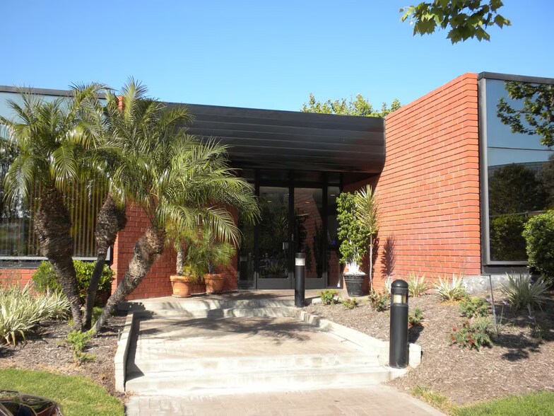 5001 Birch St, Newport Beach, CA à louer - Photo du bâtiment - Image 2 de 5