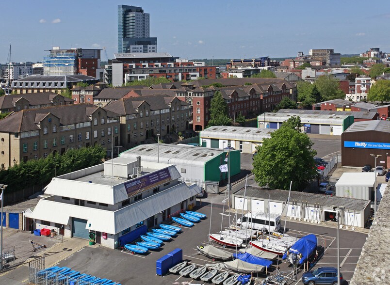 Floating Bridge Rd, Southampton à vendre - Photo du bâtiment - Image 3 de 4