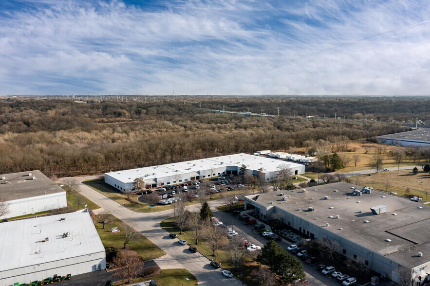 1575-1595 Highpoint Dr, Elgin, IL for lease - Aerial - Image 2 of 4